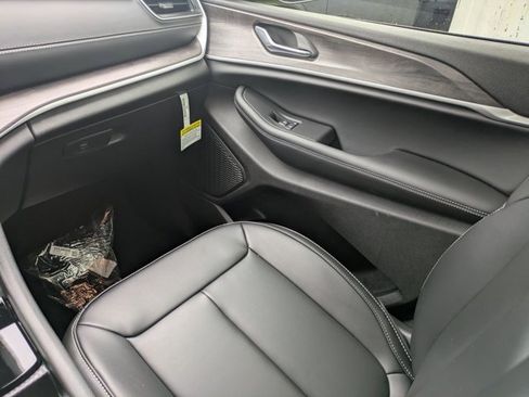 New 2025 Jeep Grand Cherokee L Limited w/ Black Appearance Package image 17