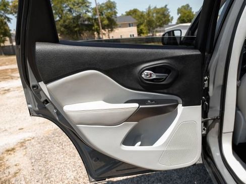 Used 2021 Jeep Cherokee Latitude Lux w/ Sun & Sound Group image 43