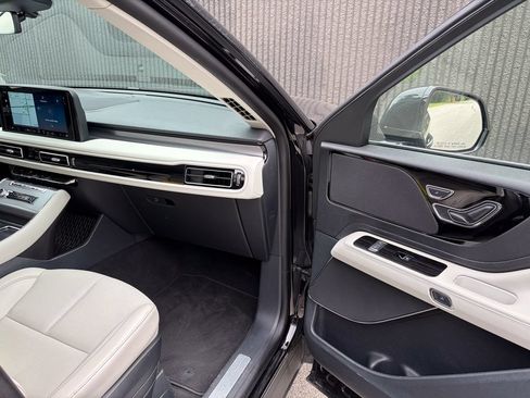 Used 2026 Lincoln Aviator AWD image 25
