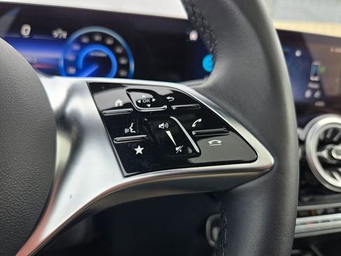 Used 2024 Mercedes-Benz EQB 300 4MATIC image 23