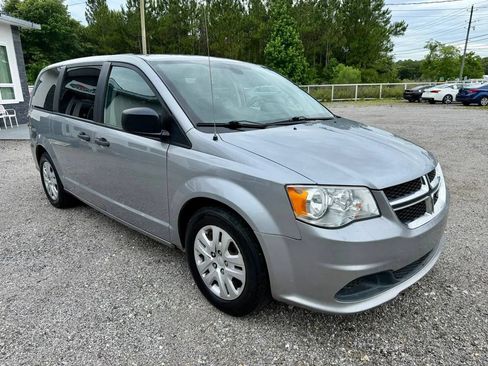 Used 2019 Dodge Grand Caravan SE w/ UConnect Hands-Free Group FWD image 3