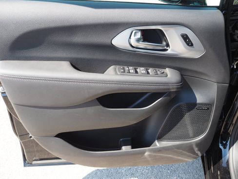 New 2026 Chrysler Pacifica Limited w/ Uconnect Theater Family Group image 30