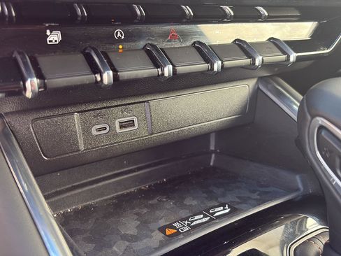 Used 2025 GMC Canyon AT4 w/ AT4 Premium Package image 27