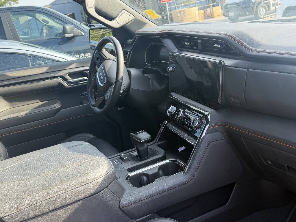 Used 2024 GMC Sierra 1500 AT4 w/ Technology Package AWD/4WD image 5