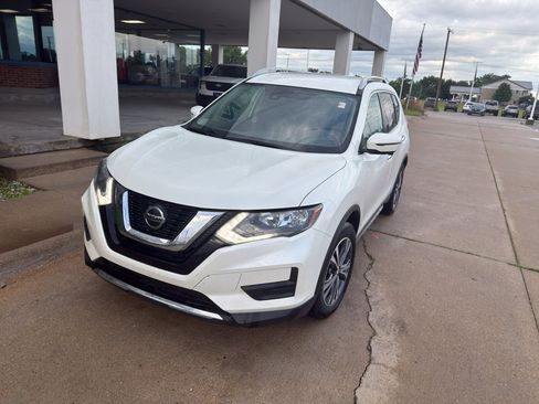 Used 2019 Nissan Rogue SV w/ Premium Package FWD image 2