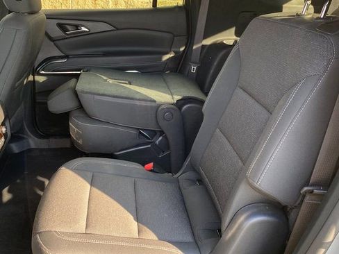 Used 2025 Chevrolet Traverse LT image 13