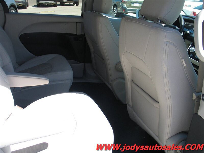 Used 2017 Chrysler Pacifica Touring Plus FWD image 29