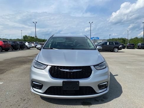 Used 2023 Chrysler Pacifica Touring-L image 6