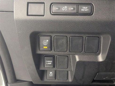 Used 2025 Nissan Frontier SV image 14