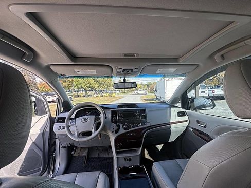 Used 2013 Toyota Sienna XLE image 11