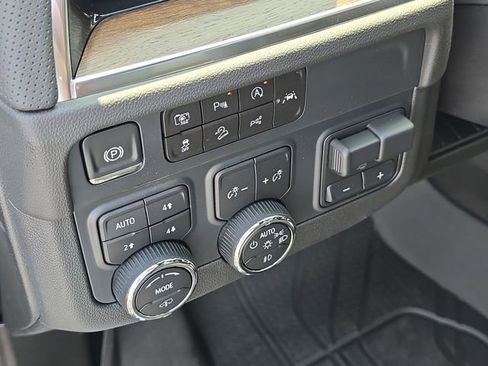 New 2025 Chevrolet Suburban High Country AWD/4WD image 18
