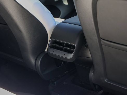 Used 2024 Tesla Model Y Long Range AWD/4WD image 18