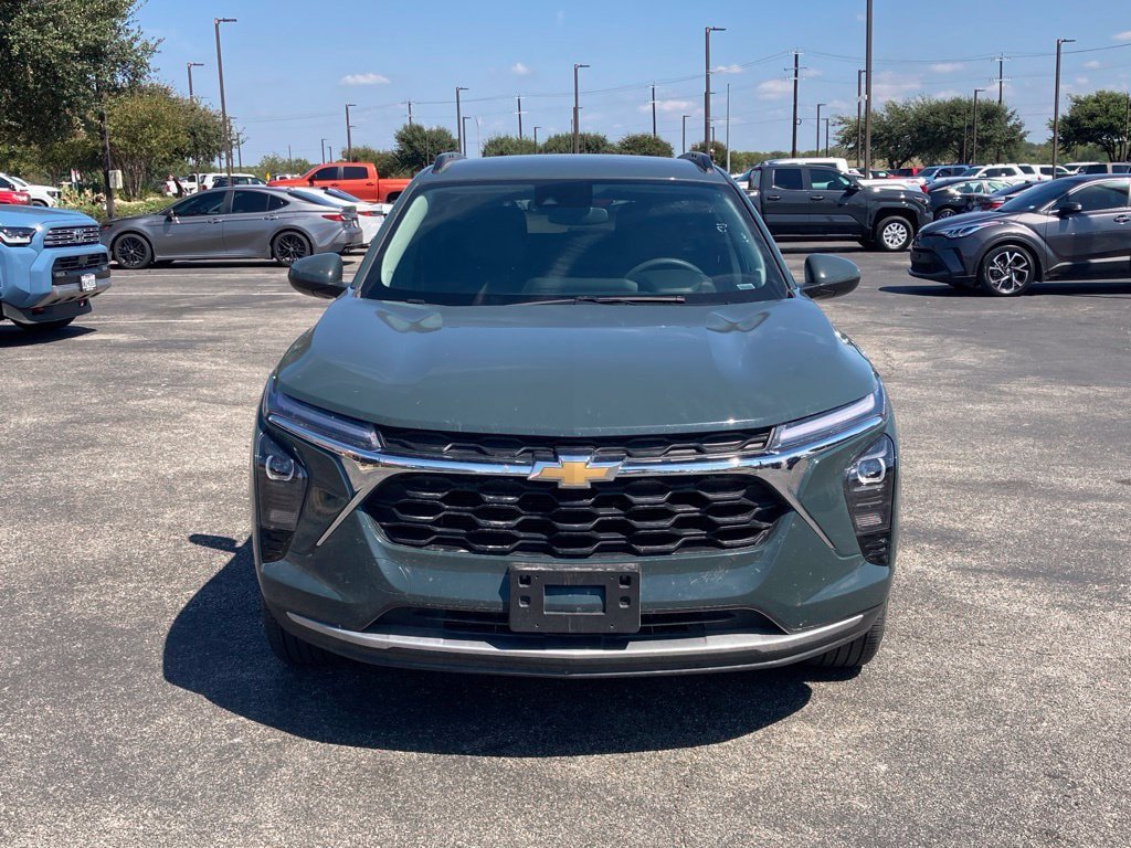 Used 2025 Chevrolet Trax LT FWD image 2