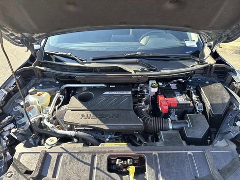 Used 2025 Nissan Rogue SV image 3