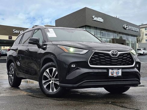 Used 2023 Toyota Highlander XLE image 1