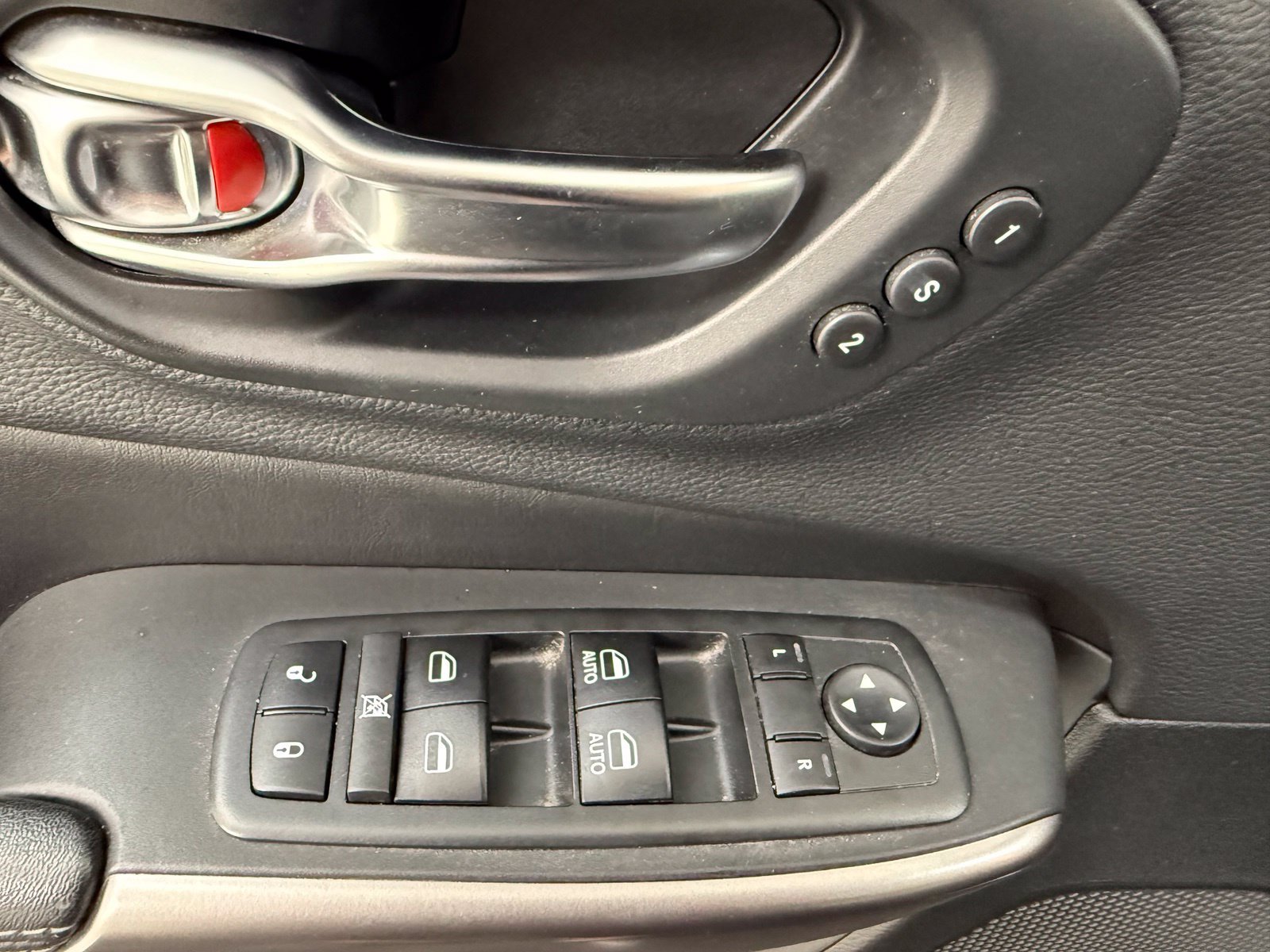 Used 2019 Jeep Cherokee Limited w/ Trailer Tow Group FWD image 15