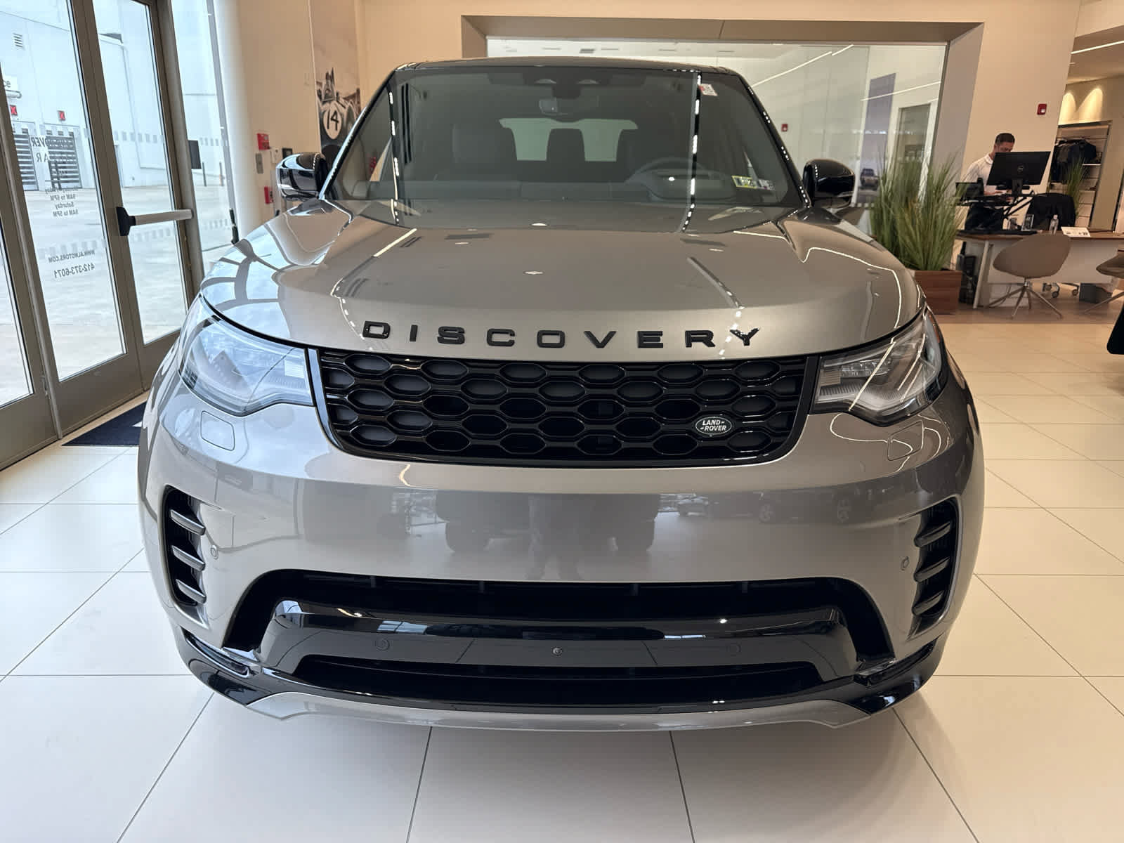 Used 2025 Land Rover Discovery Dynamic SE AWD/4WD image 2