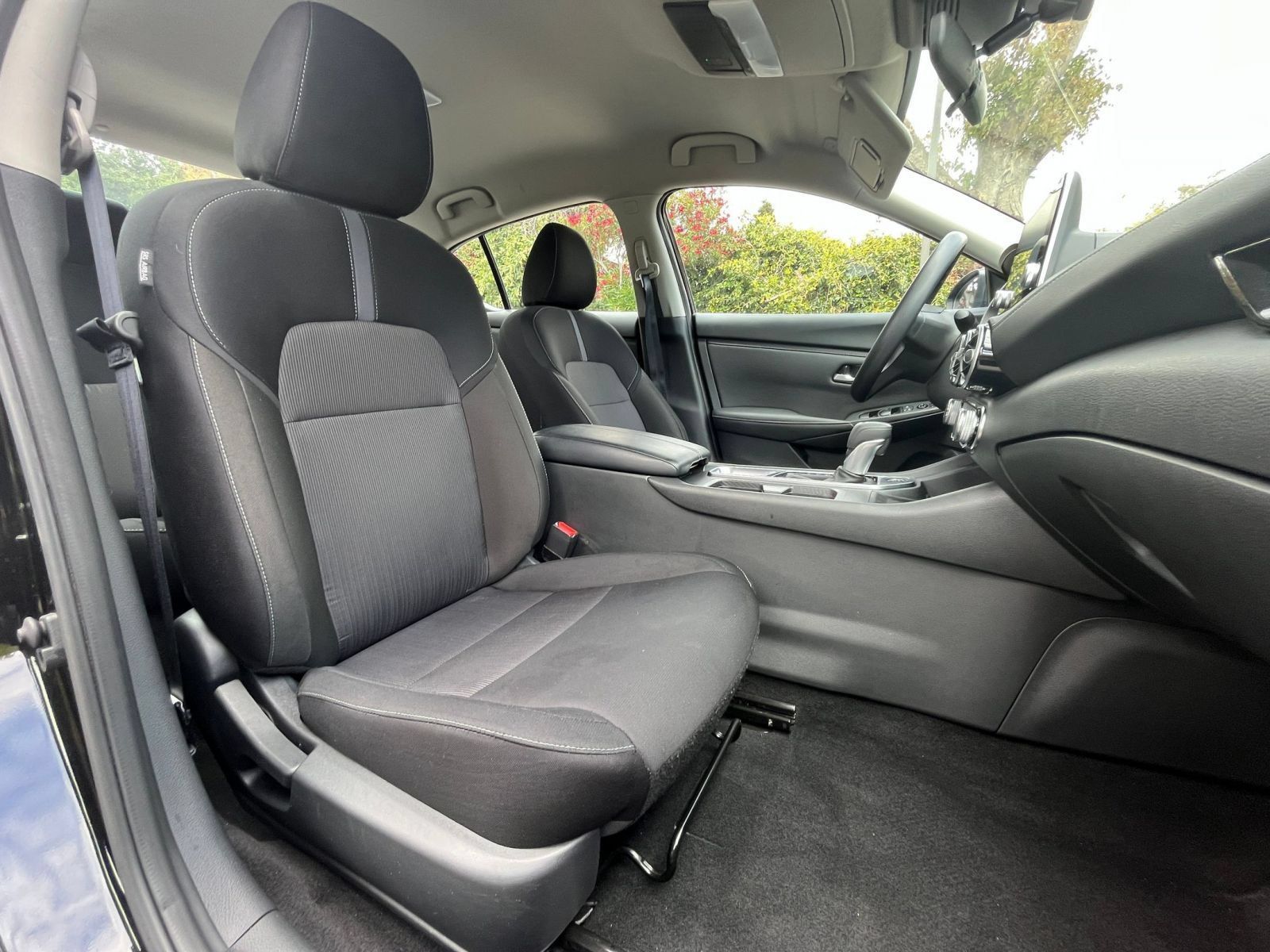 Used 2025 Nissan Sentra SV FWD image 33