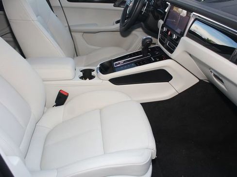 Certified 2026 Porsche Macan Base image 27