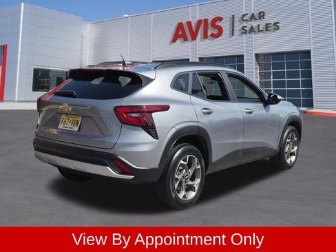 Used 2025 Chevrolet Trax LT w/ LT Convenience Package FWD image 6