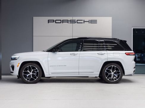 Used 2024 Jeep Grand Cherokee Summit AWD/4WD image 2