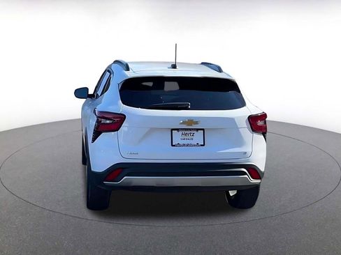 Used 2025 Chevrolet Trax LT image 11