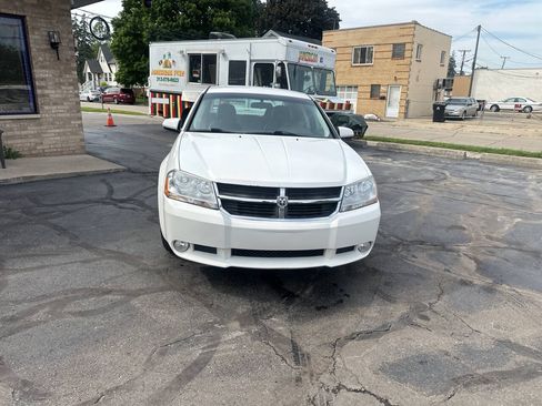Used 2010 Dodge Avenger R/T FWD image 3