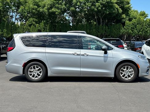 Used 2023 Chrysler Pacifica Touring-L FWD image 3