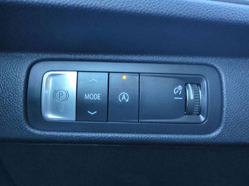 Used 2025 Chevrolet Traverse LT image 30