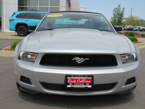 Used 2010 Ford Mustang Convertible RWD image 2