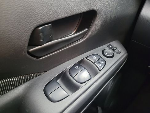 Used 2018 Nissan Kicks S image 27