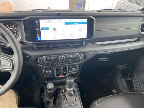 Used 2025 Jeep Gladiator Sport image 9