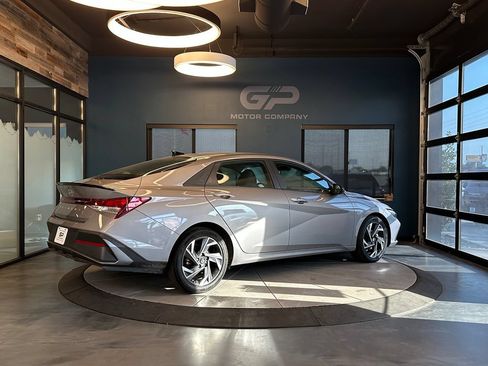 Used 2025 Hyundai Elantra Sport FWD image 3