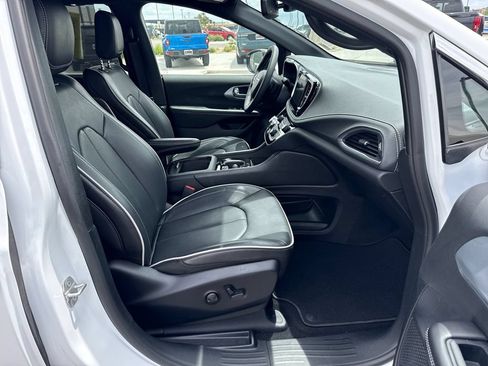 Used 2026 Chrysler Pacifica Limited FWD image 32