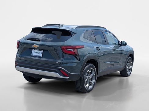 Used 2025 Chevrolet Trax LT w/ LT Convenience Package FWD image 4