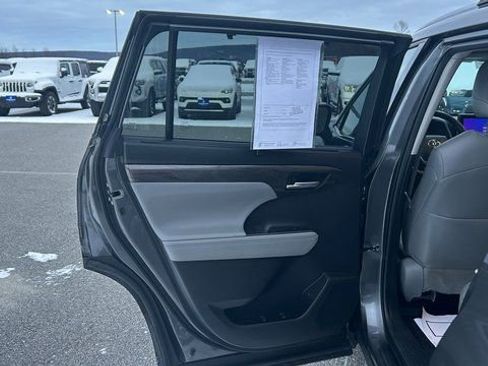 Used 2023 Toyota Highlander Limited image 34