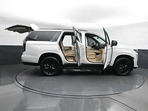 Used 2024 Cadillac Escalade Premium Luxury AWD/4WD image 27