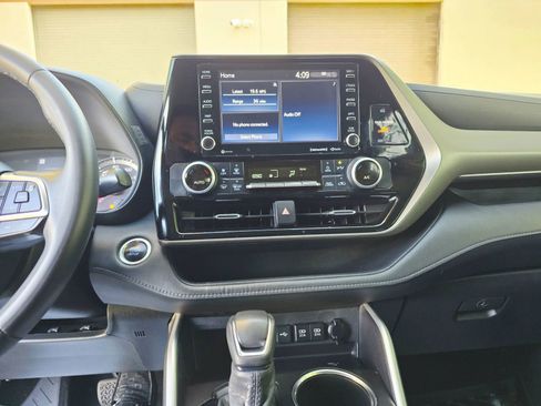 Used 2020 Toyota Highlander LE FWD image 15