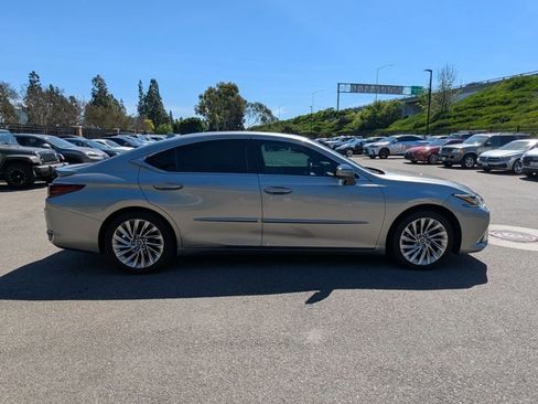 Used 2019 Lexus ES 300h ES 300h Luxury w/ Accessory Package 2 image 4