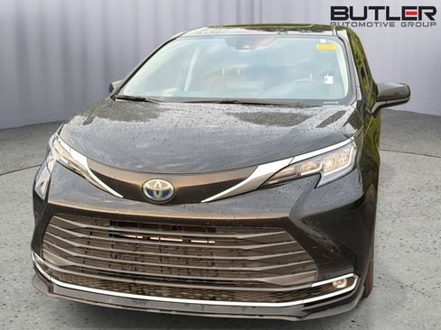 Used 2023 Toyota Sienna XLE FWD image 4