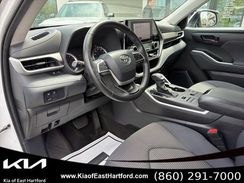 Used 2024 Toyota Highlander LE AWD/4WD image 30