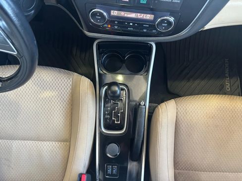 Used 2017 Mitsubishi Outlander SE image 20