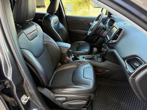 Used 2022 Jeep Cherokee Trailhawk w/ Comfort/Convenience Group AWD/4WD image 33