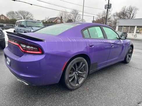 Used 2018 Dodge Charger SXT w/ Blacktop Package image 5