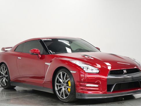 Used 2015 Nissan GT-R Premium AWD/4WD image 3