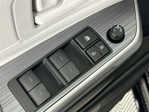 Used 2025 Toyota Sienna LE image 19