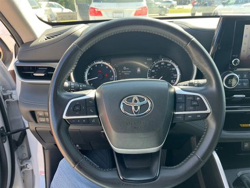 Used 2024 Toyota Highlander XLE image 11