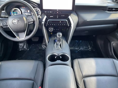 Used 2024 Toyota Venza XLE image 10