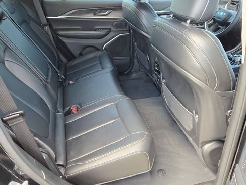 Used 2023 Jeep Grand Cherokee Limited w/ Black Appearance Package AWD/4WD image 8