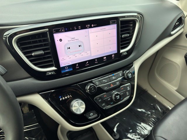 Used 2023 Chrysler Pacifica Touring-L FWD image 16